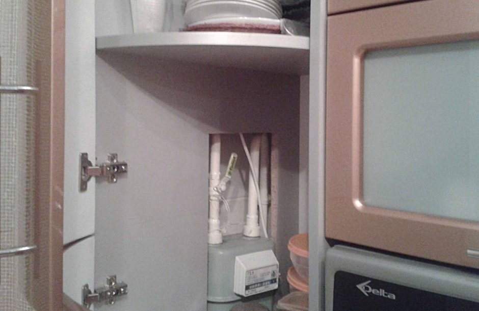 Газовый счетчик в кухонном шкафу