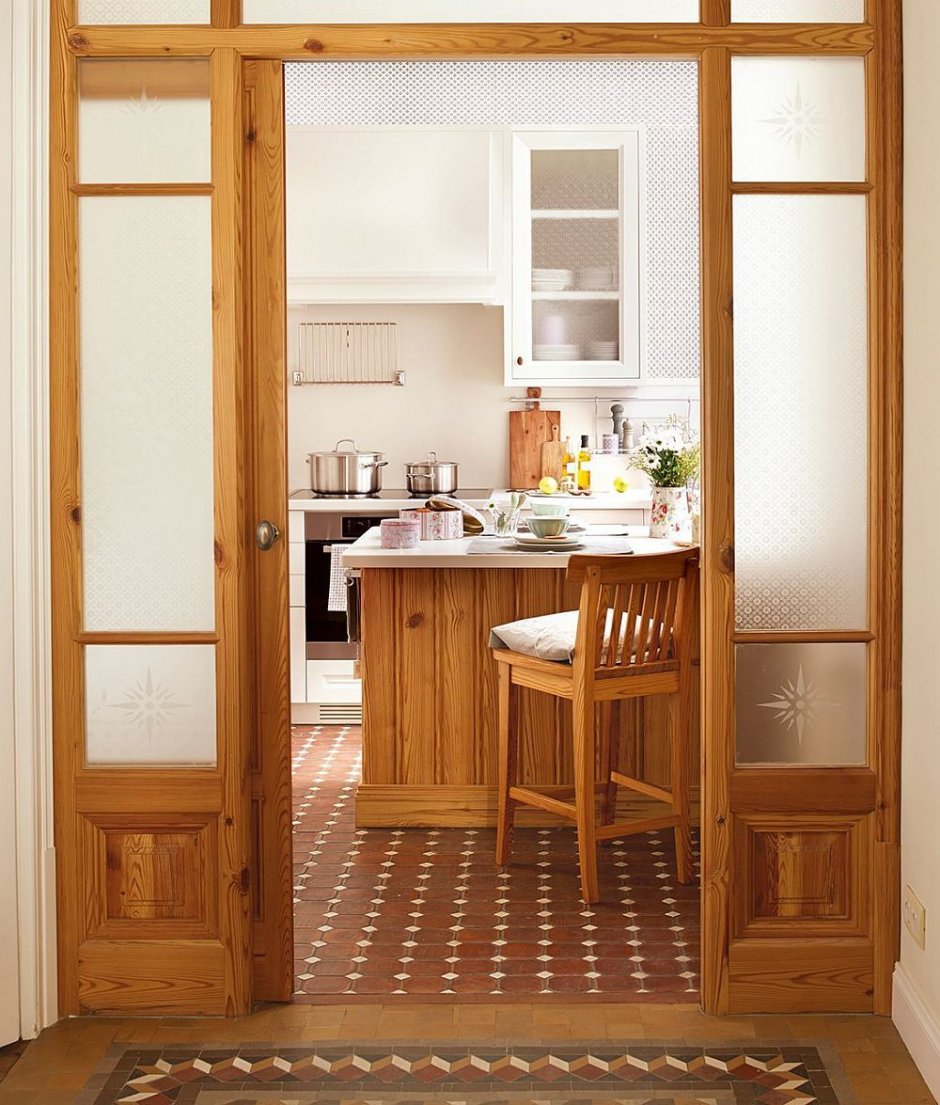 Интерьер маленькой кухни с тремя дверными проемами