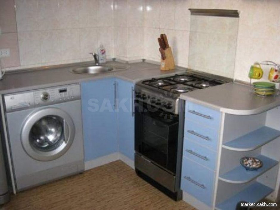 Маленькая угловая кухня со стиральной машиной