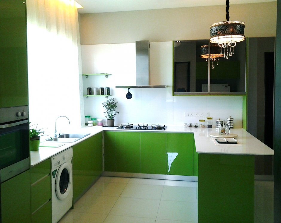 Белая кухня с зеленой столешницей