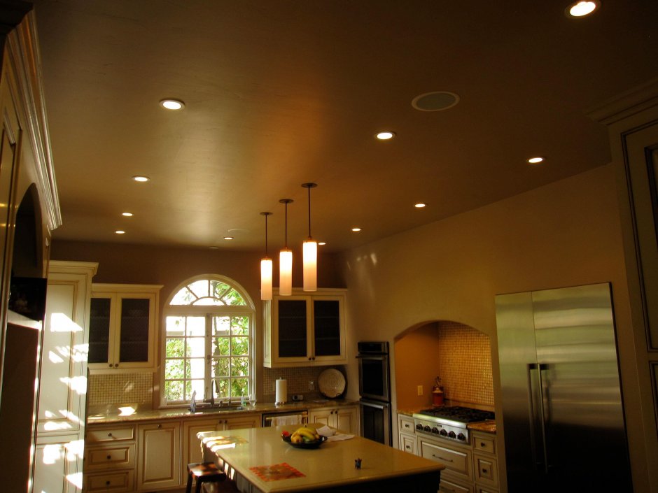 Потолочное освещение на кухне 10 кв