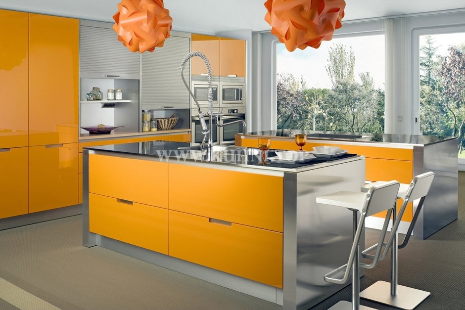 Серо оранжевые стены на кухне