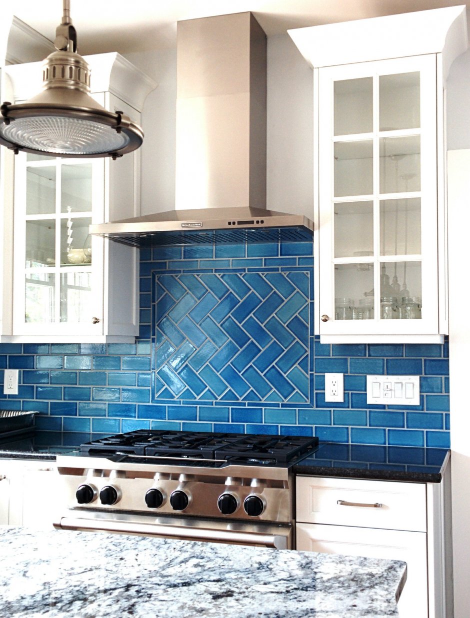 Синяя плитка для кухни на фартук