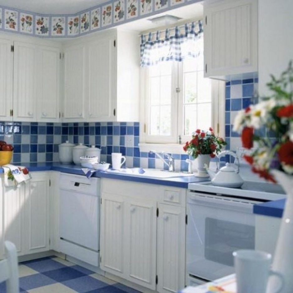 Белая кухня с голубой плиткой