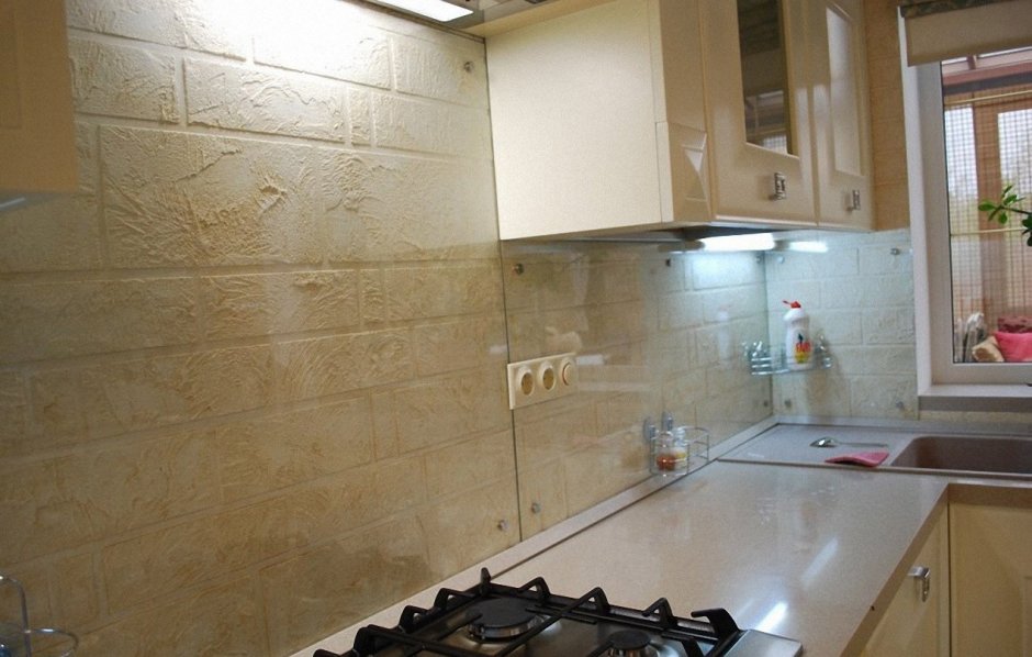 Прозрачная стеновая панель для кухни
