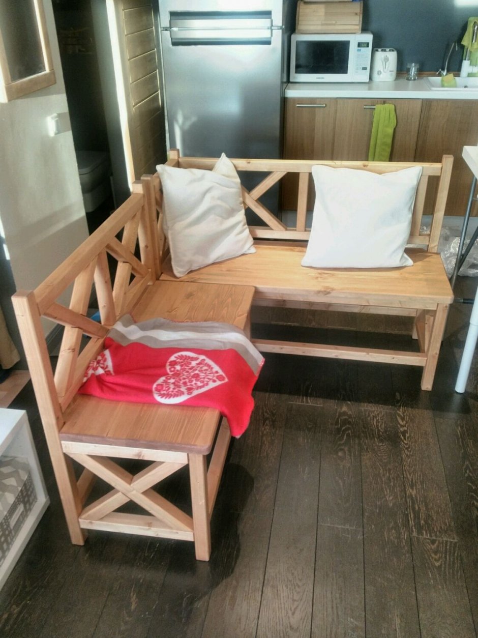 Скамейка на кухню с подушками