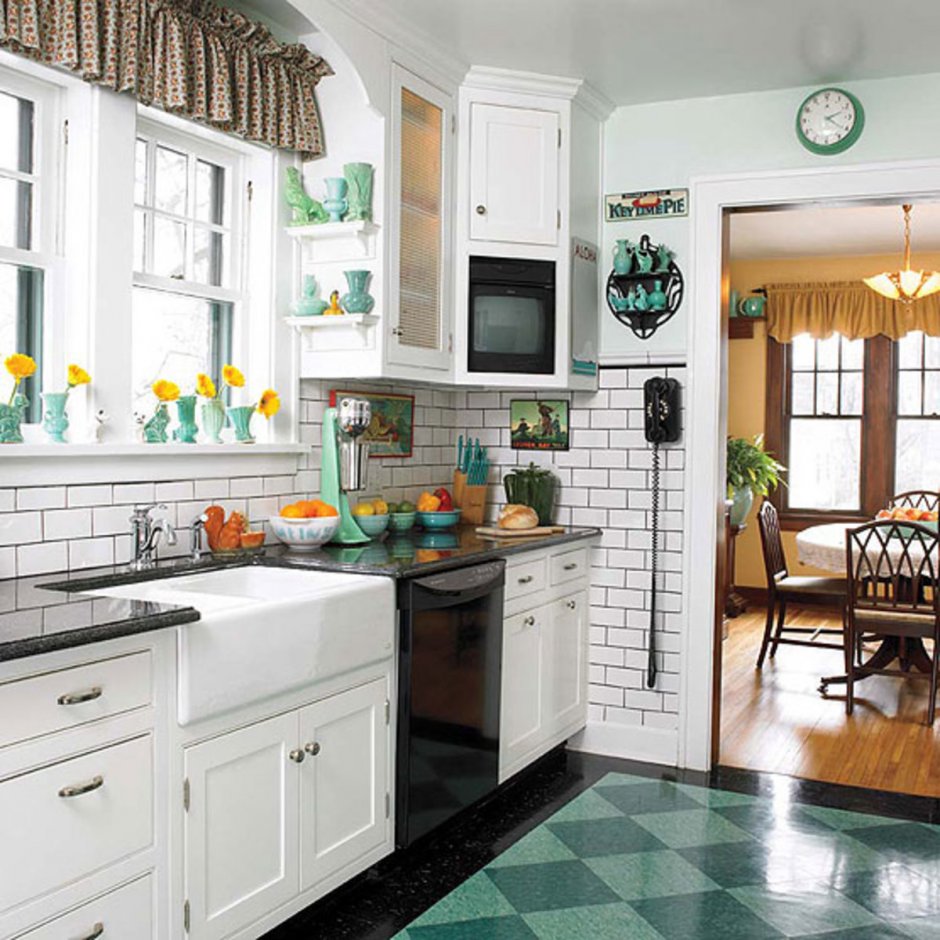 Кухня с зеленой плиткой на полу