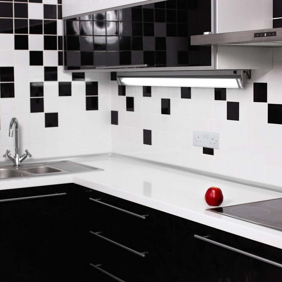 Белая кухня с черной плиткой