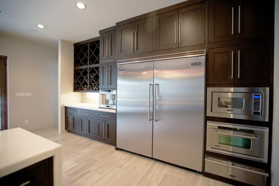 Угловая кухня со встроенным холодильником (33 фото)