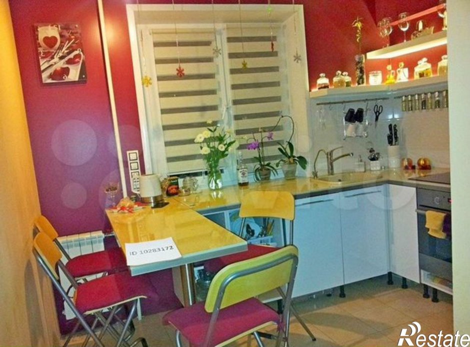 Кухонные столы в интерьере кухни в хрущевке