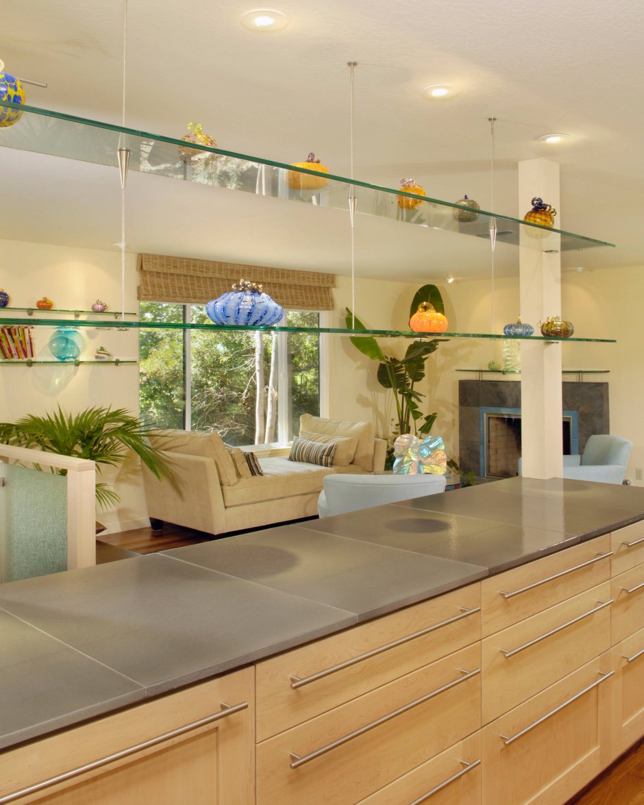 Кухня со стеклянными полками