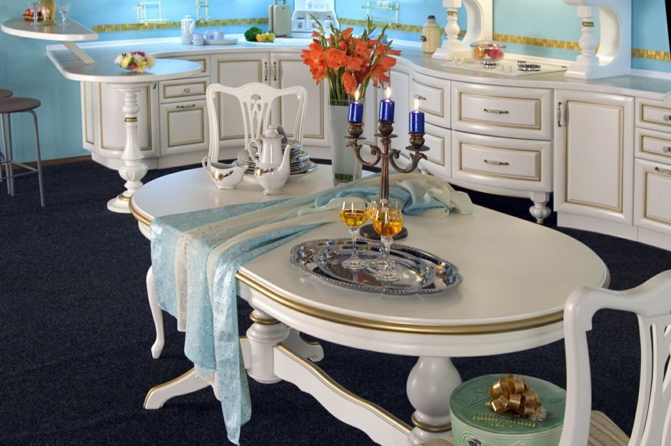 Белый овальный стол в интерьере кухни