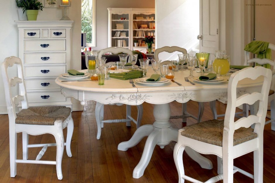 Круглый стол с креслами на кухню