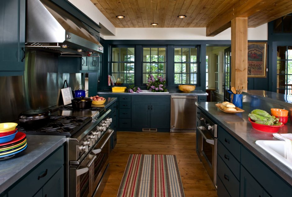 Темно синяя кухня в деревянном доме