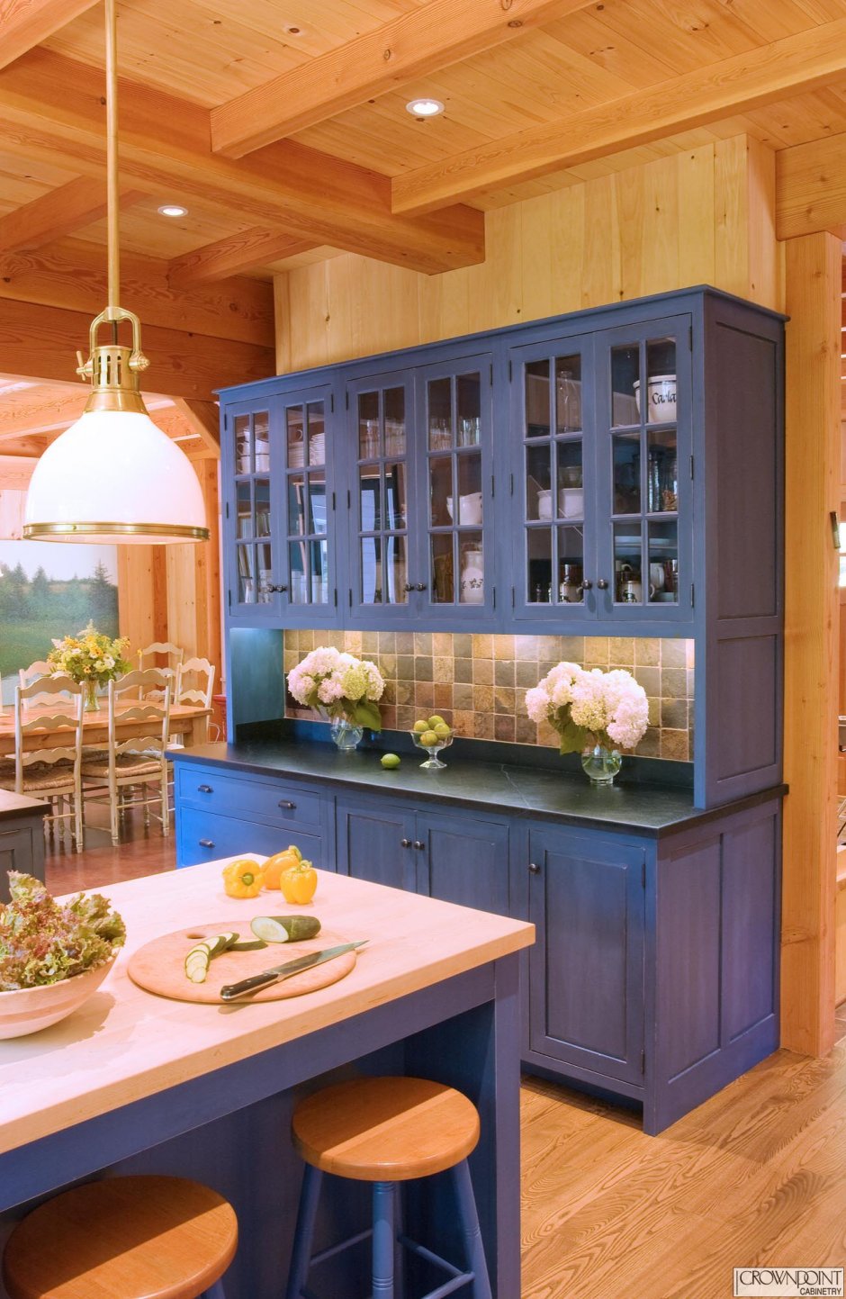 Синяя кухня в деревянном доме