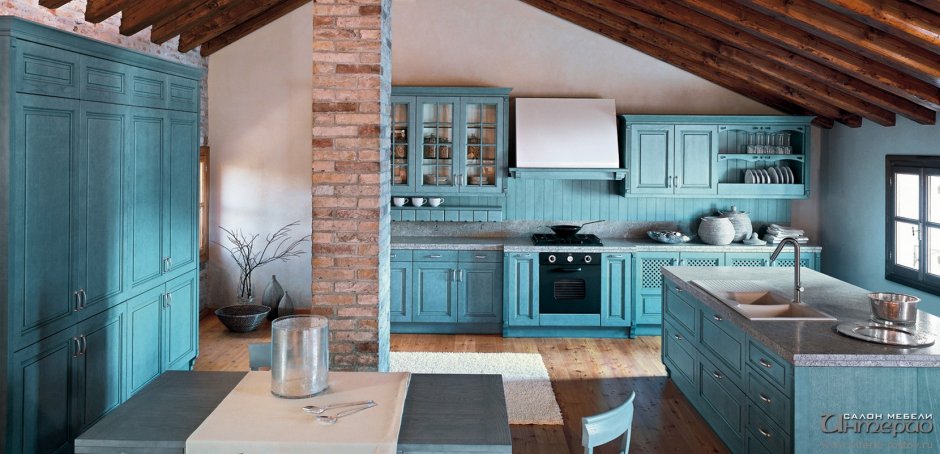 Кухня Прованс голубая в деревянном доме