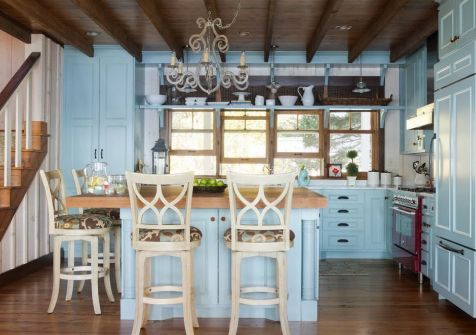 Голубая кухня в деревянном доме