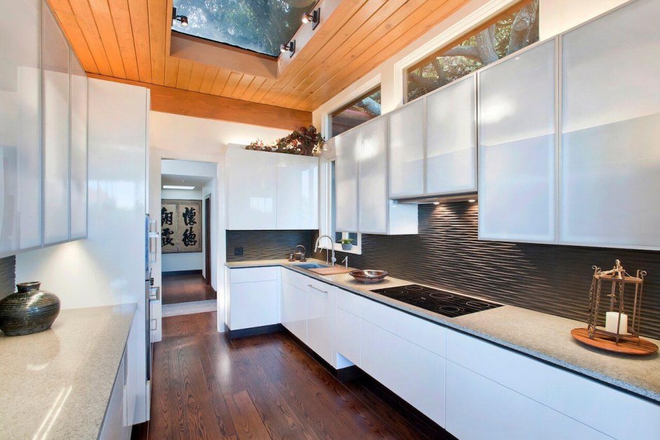 Белый кухонный гарнитур с деревянной столешницей