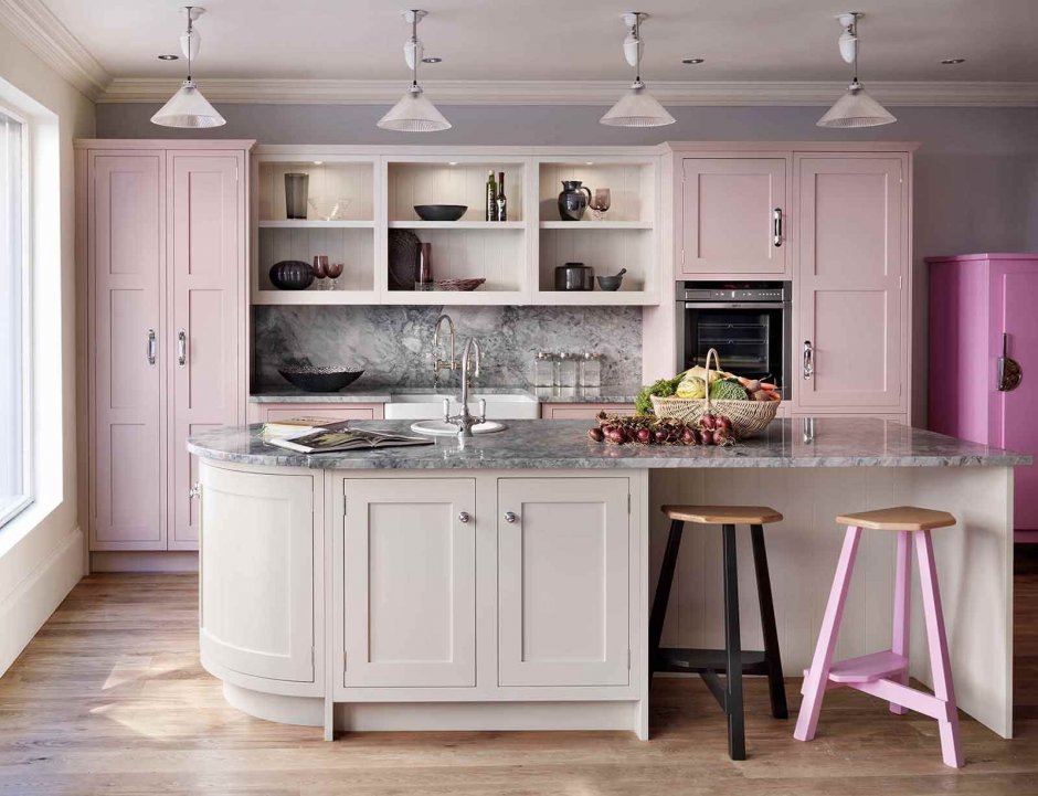 Бледно розовая кухня