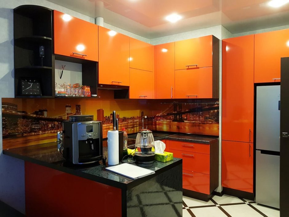 Кухня оранжевая с черным в интерьере