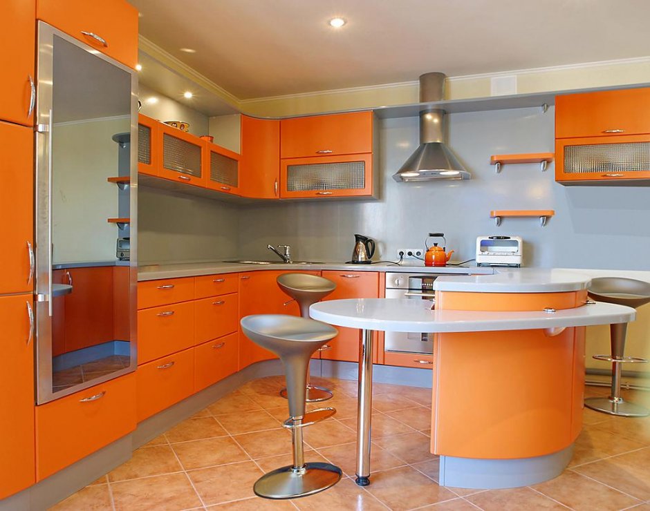 Кухонный гарнитур с барной стойкой оранжевый
