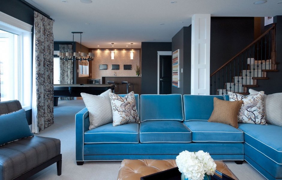 Синяя мягкая мебель в интерьере гостиной