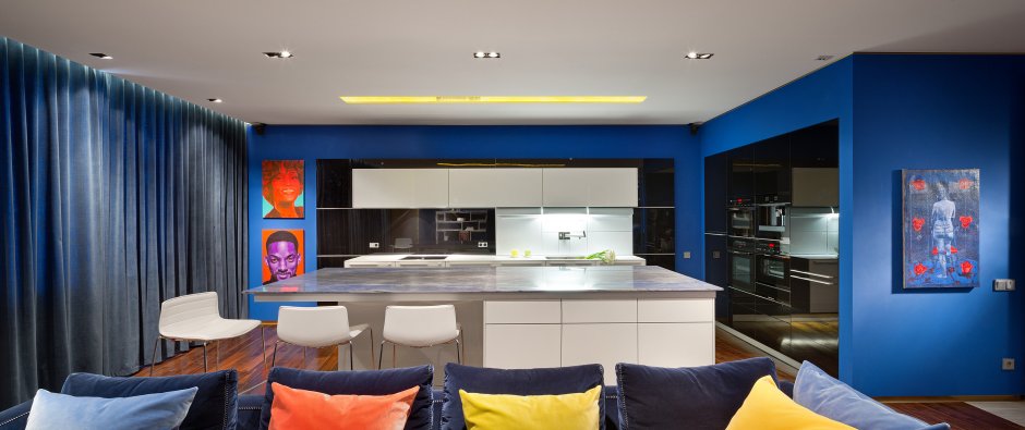 Кухня синего цвета в квартире студии