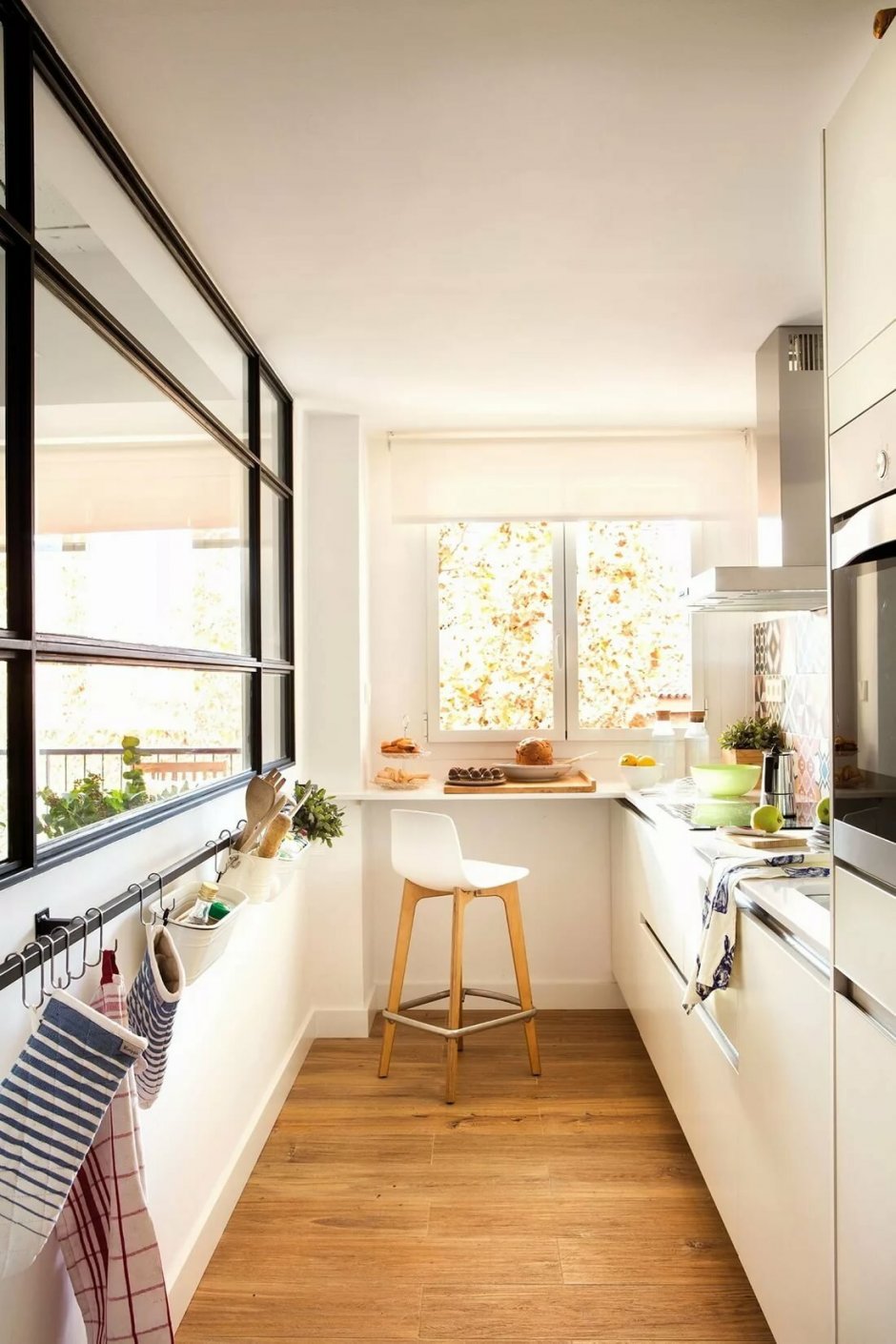 Интерьер узкой кухни с балконом