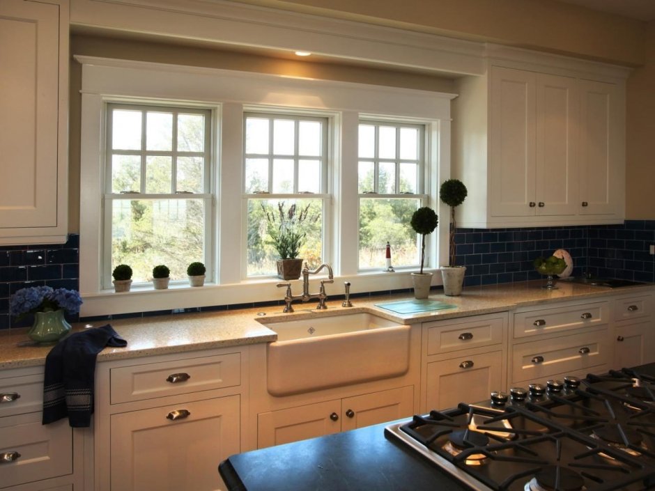 Кухонный гарнитур с окном посередине