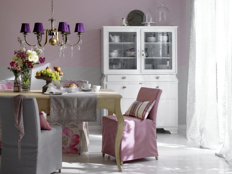 Фиолетовый стол в интерьере