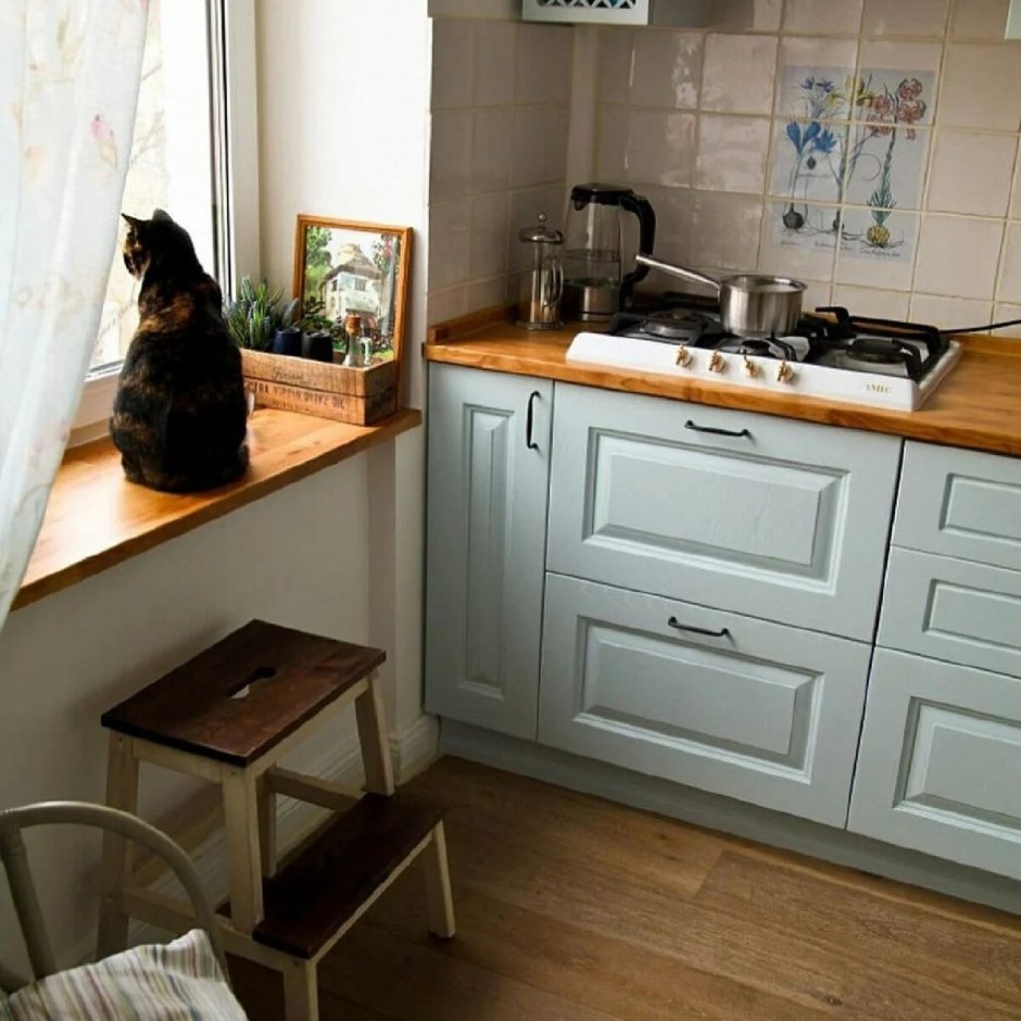маленькая кухня в сталинке дизайн фото