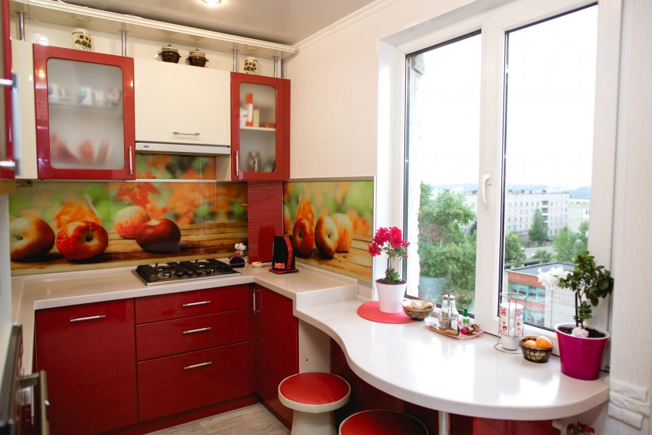 Кухонные гарнитуры на маленькую кухню с окном