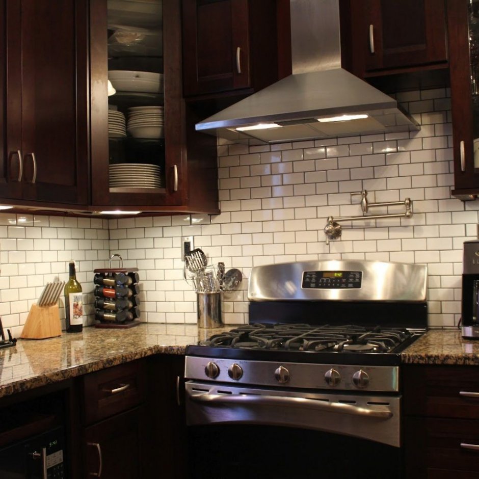 коричневая плитка в интерьере кухни