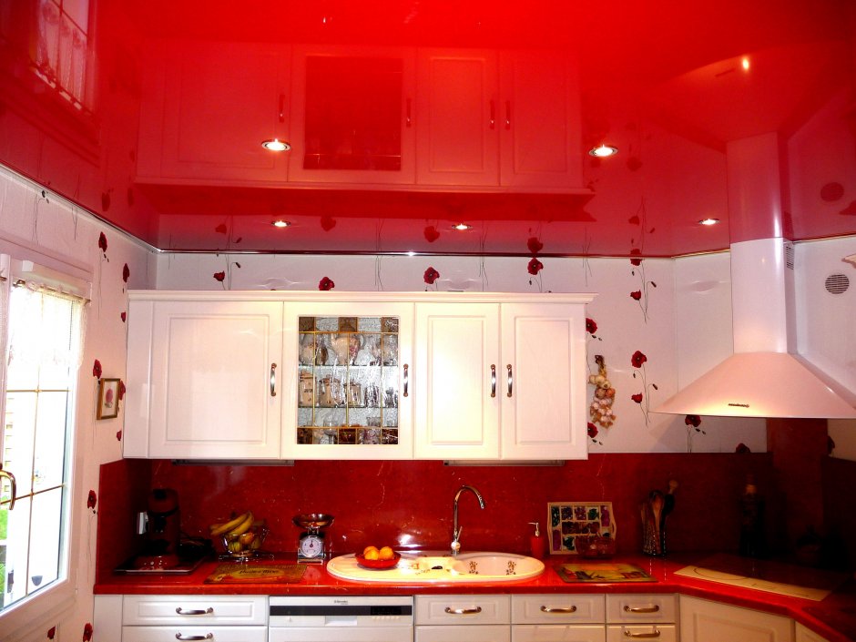 Красный натяжной потолок с красной кухней