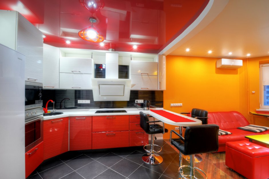 Кухня гостиная дизайн с разноцветным потолком