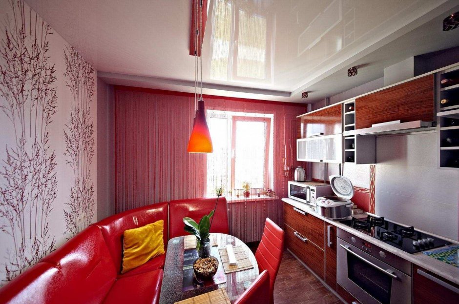 Потолок на кухню с красным гарнитуром