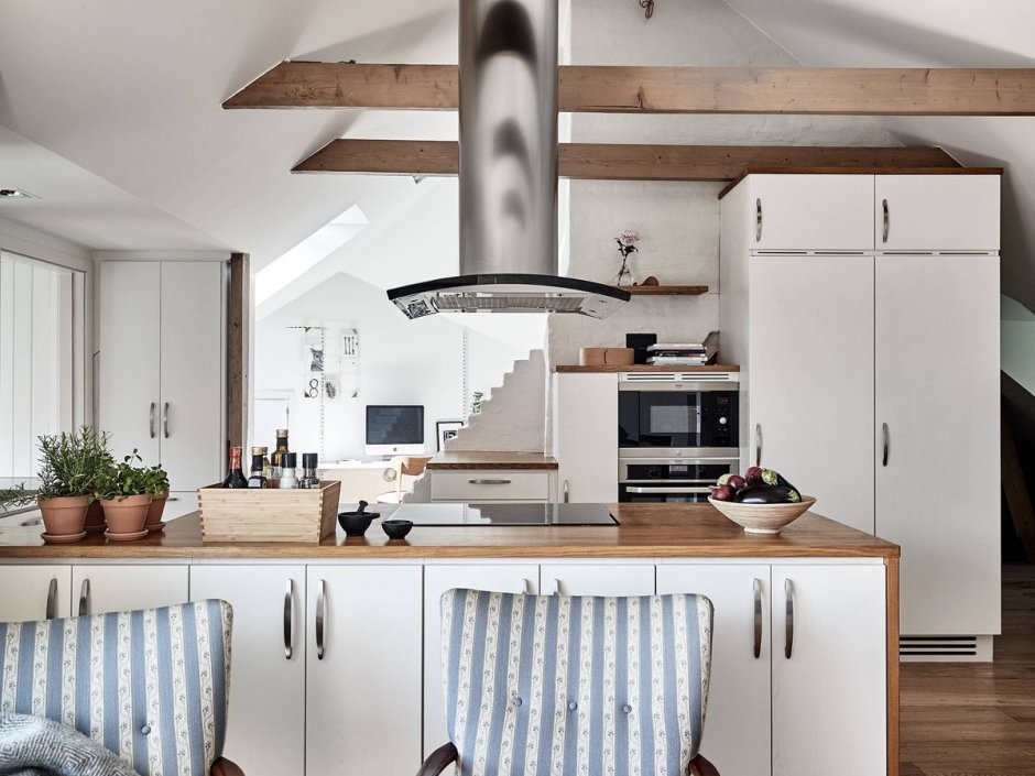 Кухонная вытяжка и высокий потолок на кухне