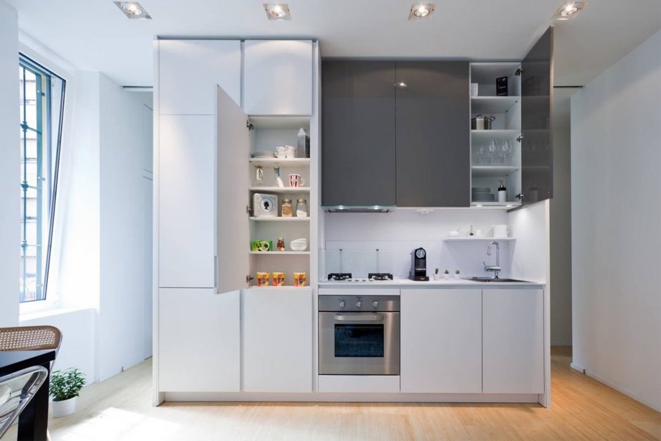Маленькая встроенная кухня с холодильником