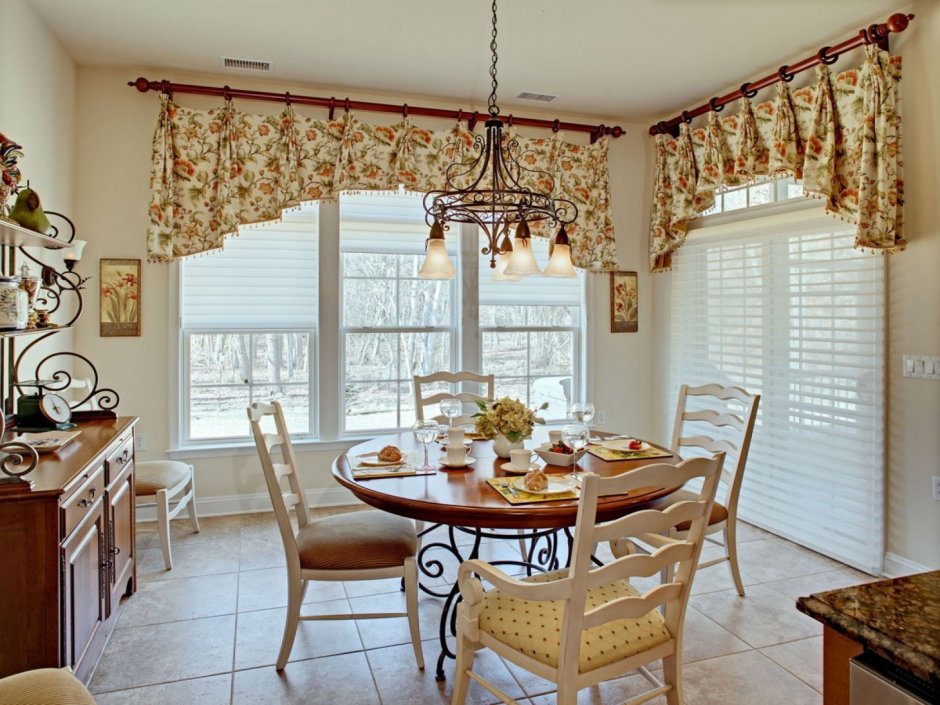 Фото римской шторы для кухни и портьеры для столовой в одном стиле