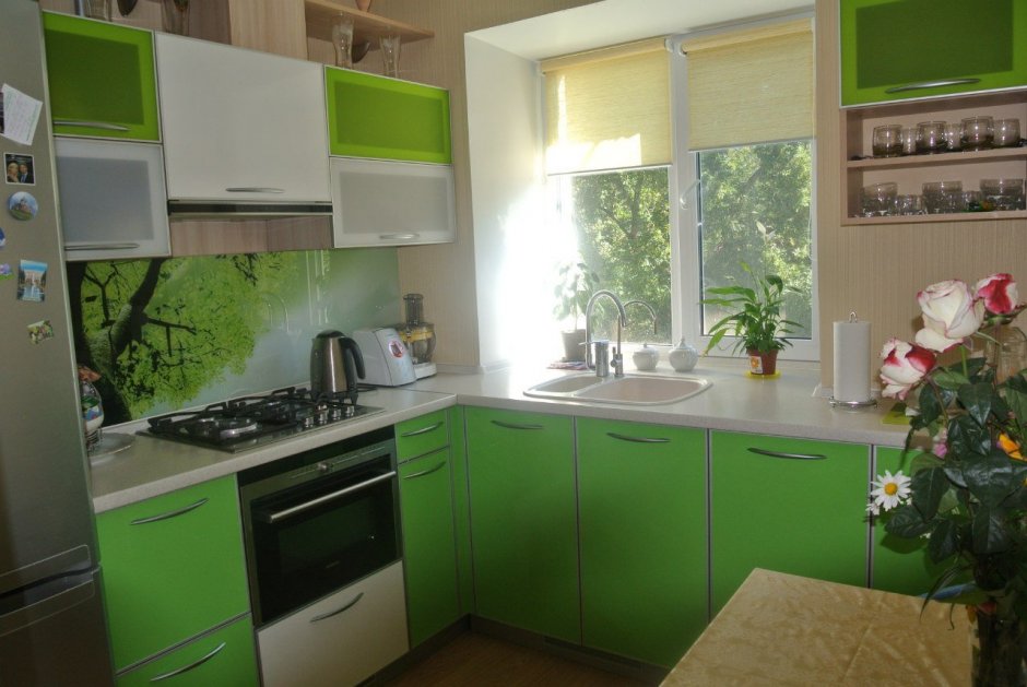 Зеленая кухня маленькая площадь