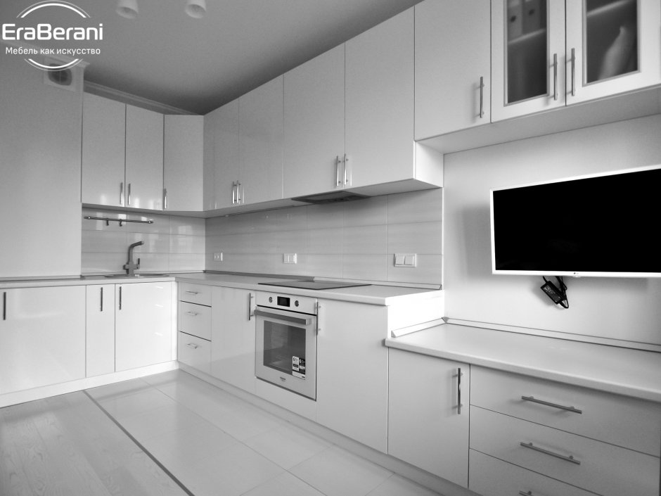 Белая глянцевая кухня с серой столешницей (32 фото)
