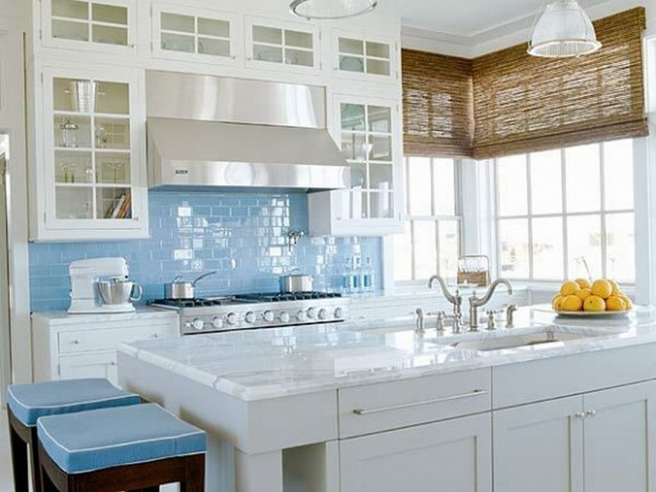 Белая кухня с голубым фарю