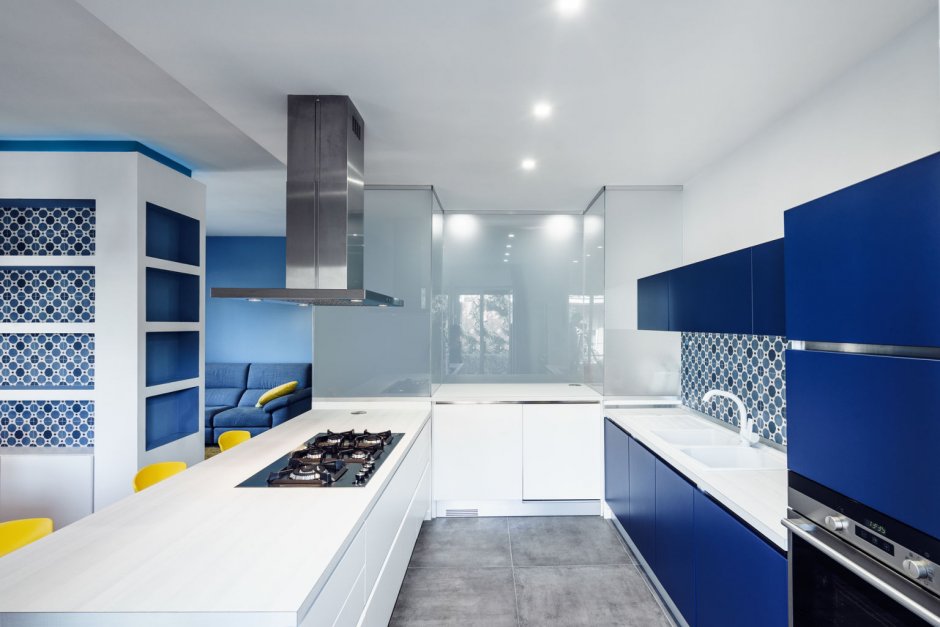 Узкая кухня в синем цвете