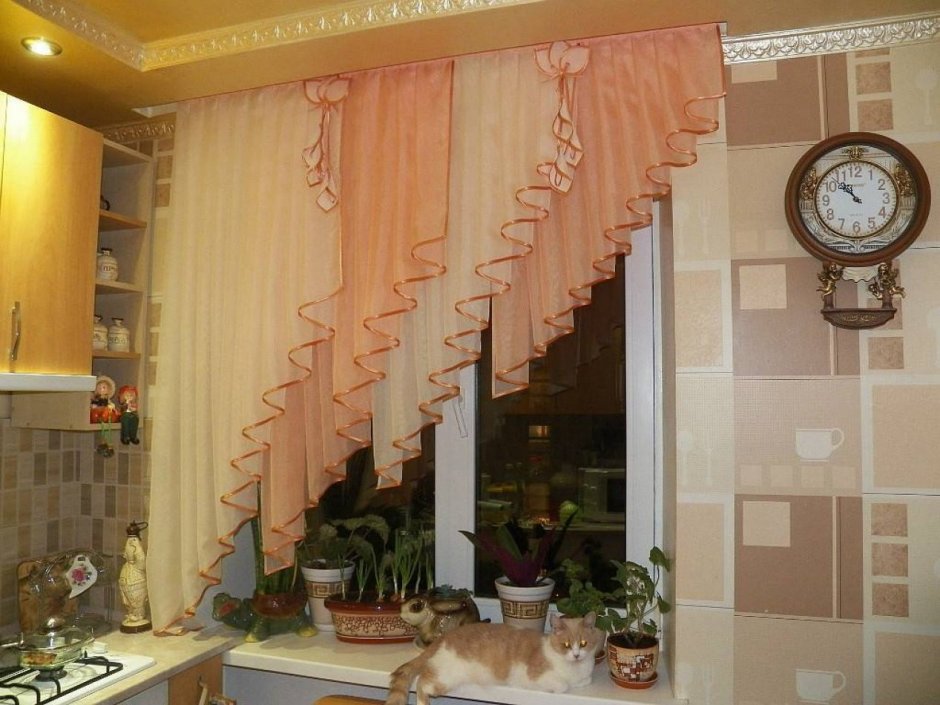 Ассиметричные шторы на кухню