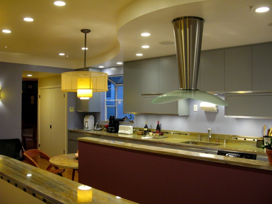 Точечные светильники в интерьере кухни