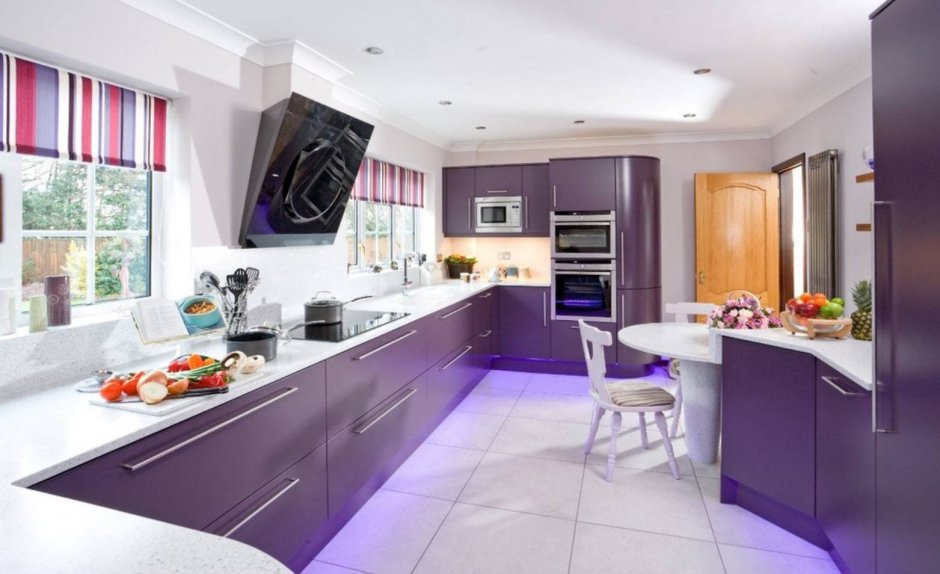 Кухня с лиловыми стенами
