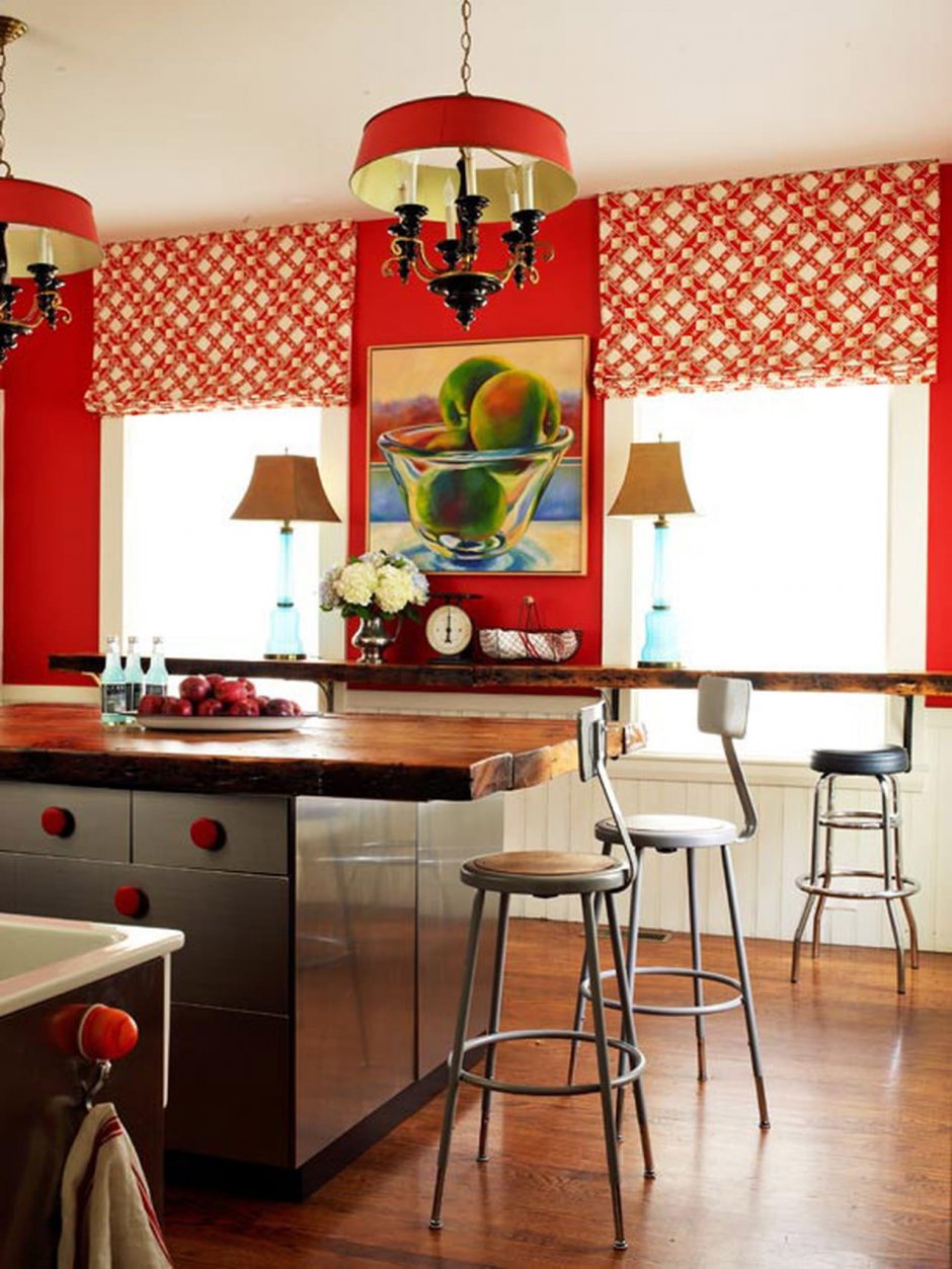 Красные шторы в интерьере кухни