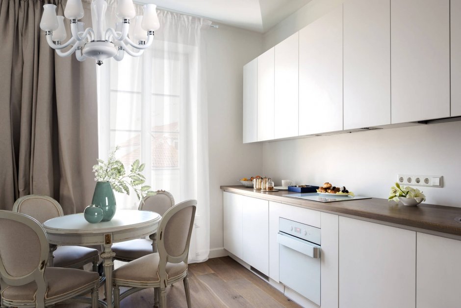 Дизайн шторы светлой кухни в современном стиле фото