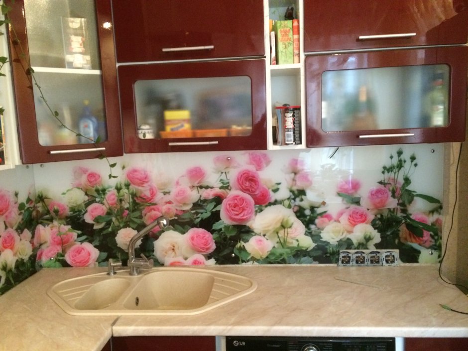 Стеклянный фартук для кухни с розами