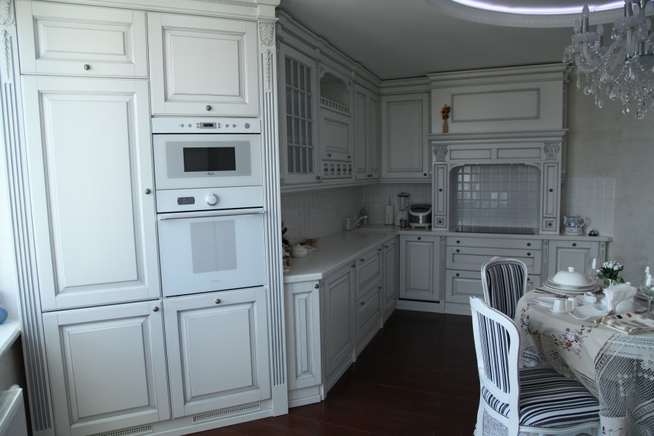 Классическая белая кухня с серебряным холодильником
